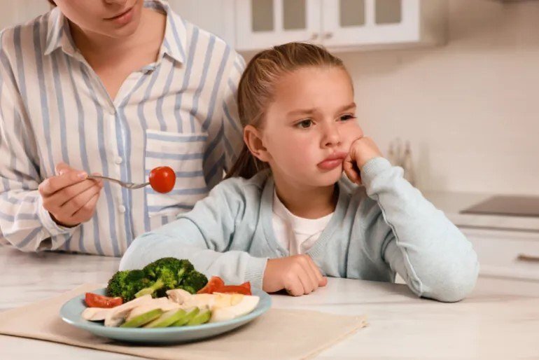 کودک خود را مجبور به غذا خوردن نکنید: ۸ گام ساده برای افزایش اشتها