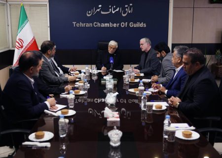 عارف: دولت آماده واگذاری اختیارات بازار به اصناف است