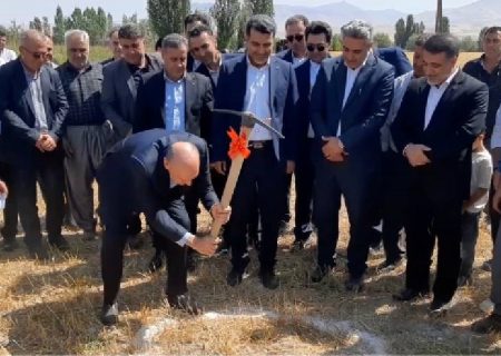  کلنگ‌زنی زمین‌های ورزشی روستاهای هاشم‌آباد و سیدان با حمایت مالی پست بانک ایران