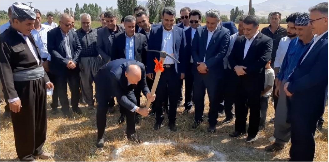  کلنگ‌زنی زمین‌های ورزشی روستاهای هاشم‌آباد و سیدان با حمایت مالی پست بانک ایران