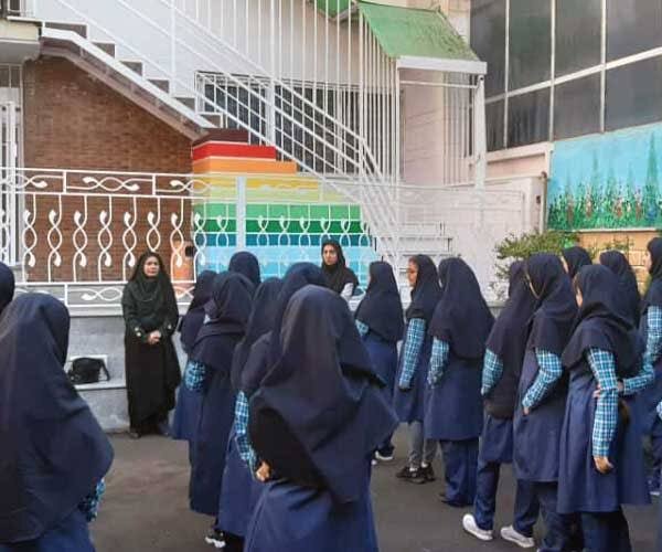 استقرار زنان پلیس مقابل مدارس دخترانه تهران