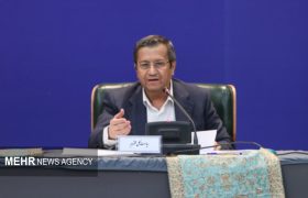 همتی: بانک مرکزی تماشاگر نوسانات غیرعادی بازار ارز نیست