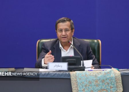 همتی: بانک مرکزی تماشاگر نوسانات غیرعادی بازار ارز نیست