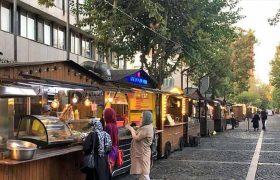 «این آخرین دلخوشی جوان‌ها را هم بگیرید»؛ واکنش کاربران به ماجرای «دور دور پیاده‌ها» در تهران/ «نکنه پیاده‌رو هم میخوان پولی کنند …»