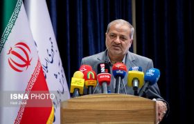 حضور در کلاس‌های درس با پلاک حاوی نام دانش‌آموز؛ وزیر واکنش نشان داد