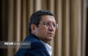همتی: با کنترل نقدینگی و اختیارات قانونی، بازار ارز مدیریت می‌شود