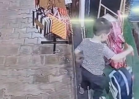 ویدئوی که وایرال شد؛ وادار کردن کودک به دزدی یک کیف/ همراهان کودک والدین او بودند؟